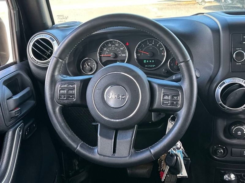 2015 Jeep Wrangler Unlimited 4WD 4dr Sahara - 22929169 - 16