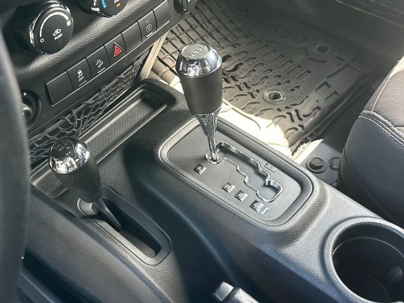 2015 Jeep Wrangler Unlimited 4WD 4dr Sahara - 22929169 - 17