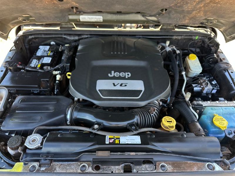 2015 Jeep Wrangler Unlimited 4WD 4dr Sahara - 23023356 - 20