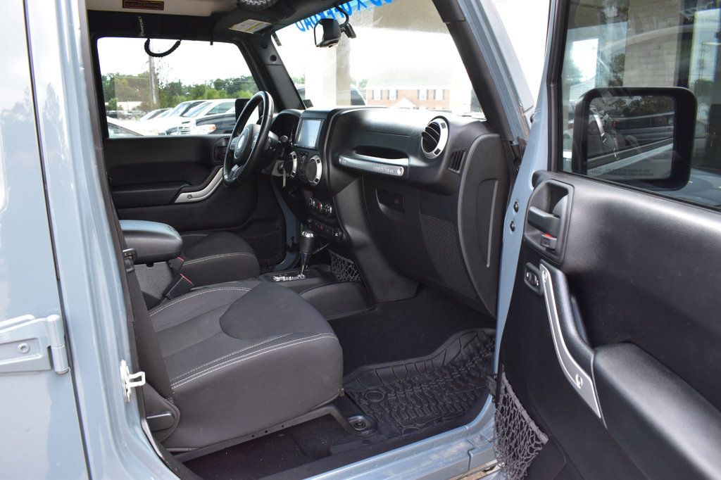 2015 Jeep Wrangler Unlimited 4WD 4dr Sahara - 23037905 - 16