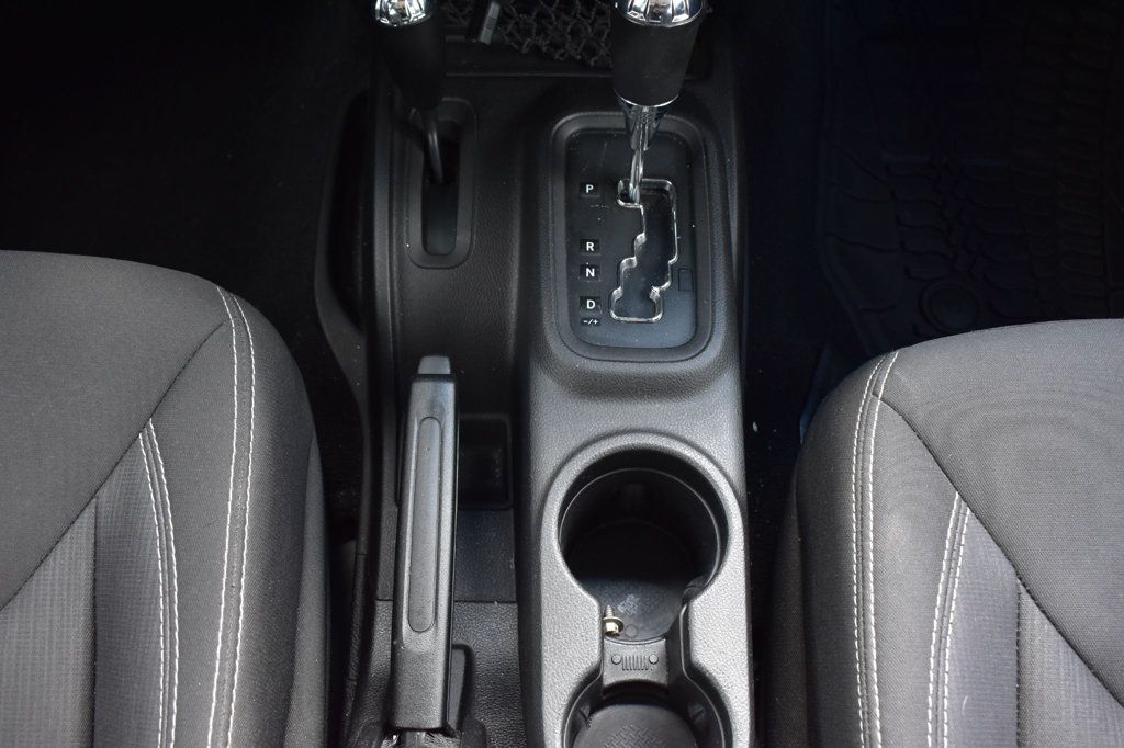 2015 Jeep Wrangler Unlimited 4WD 4dr Sahara - 23037905 - 26