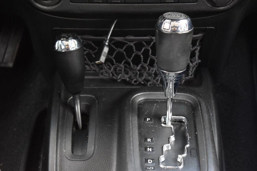 2015 Jeep Wrangler Unlimited 4WD 4dr Sahara - 23037905 - 27