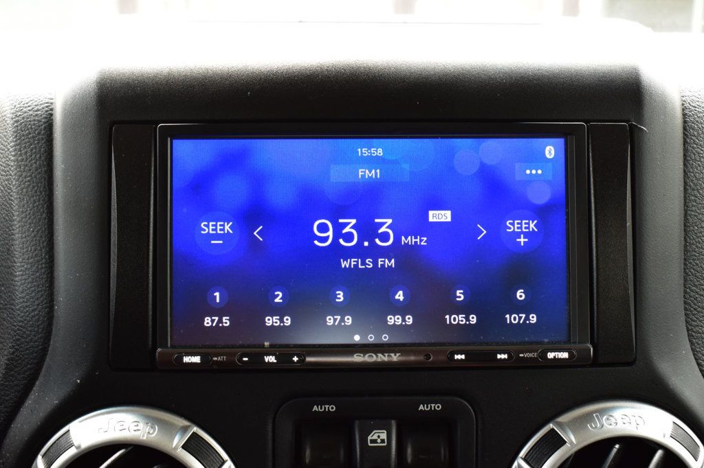 2015 Jeep Wrangler Unlimited 4WD 4dr Sahara - 23037905 - 38