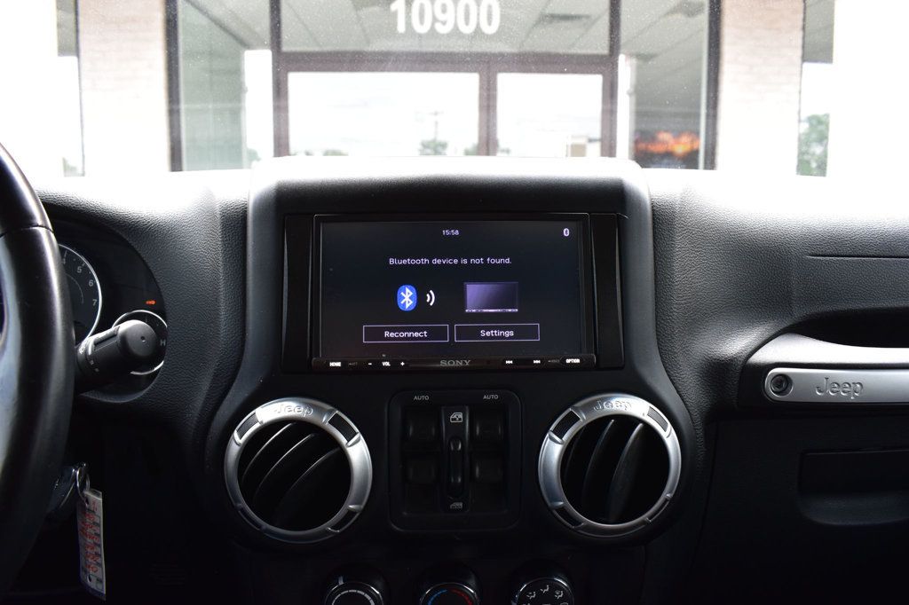 2015 Jeep Wrangler Unlimited 4WD 4dr Sahara - 23037905 - 39