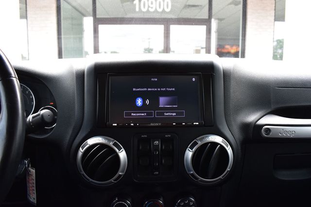 2015 Jeep Wrangler Unlimited 4WD 4dr Sahara - 23037905 - 39