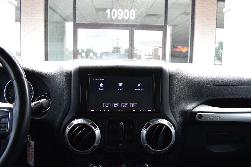 2015 Jeep Wrangler Unlimited 4WD 4dr Sahara - 23037905 - 40