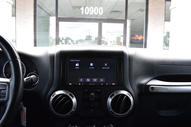 2015 Jeep Wrangler Unlimited 4WD 4dr Sahara - 23037905 - 40