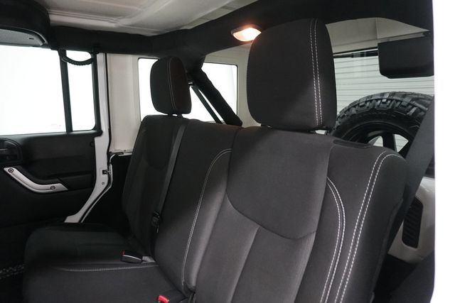 2015 Jeep Wrangler Unlimited 4WD 4dr Sahara - 23006082 - 13