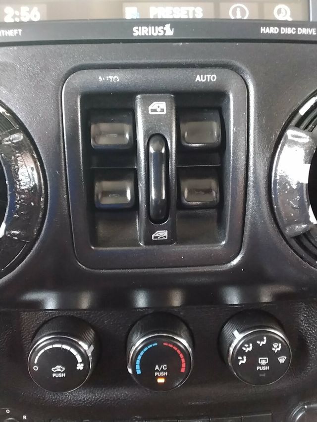 2015 Jeep Wrangler Unlimited 4WD 4dr Sahara - 23043135 - 21