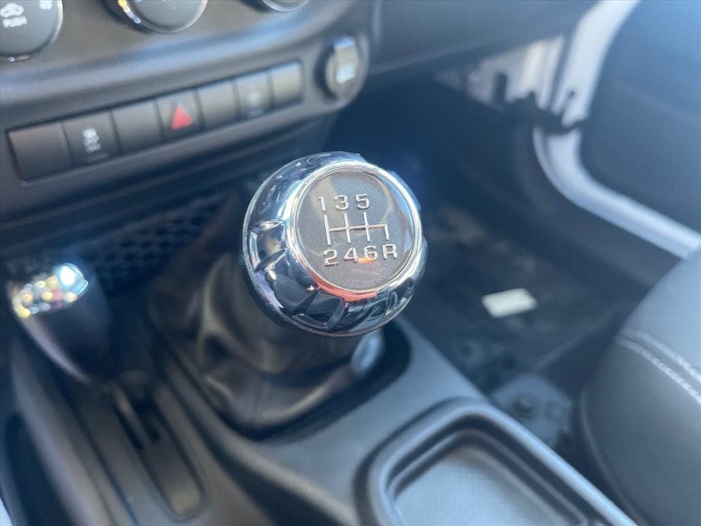 2015 Jeep Wrangler Unlimited 4WD 4dr Sahara - 22972225 - 13