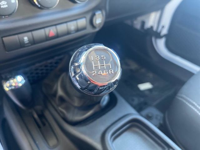 2015 Jeep Wrangler Unlimited 4WD 4dr Sahara - 22972225 - 13