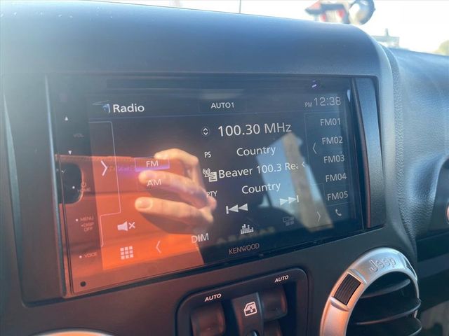 2015 Jeep Wrangler Unlimited 4WD 4dr Sahara - 22972225 - 14