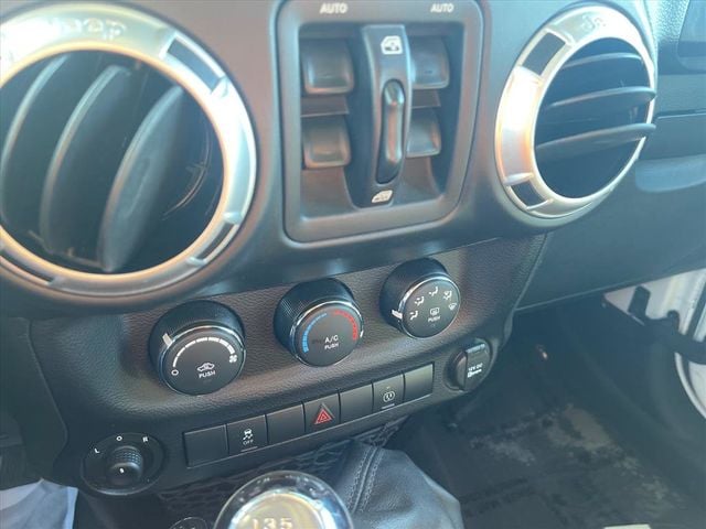 2015 Jeep Wrangler Unlimited 4WD 4dr Sahara - 22972225 - 16