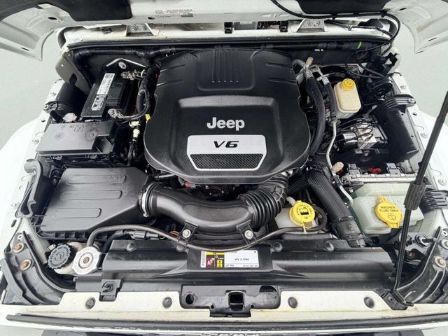 2015 Jeep Wrangler Unlimited 4WD 4dr Sahara - 23018669 - 10