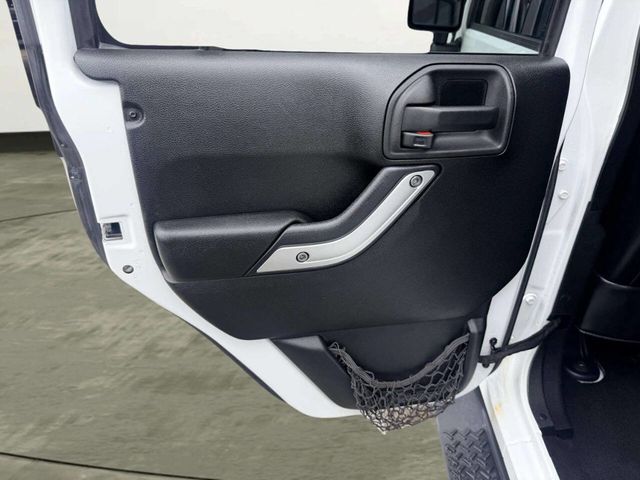 2015 Jeep Wrangler Unlimited 4WD 4dr Sahara - 23018669 - 19