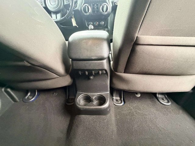 2015 Jeep Wrangler Unlimited 4WD 4dr Sahara - 23039373 - 27