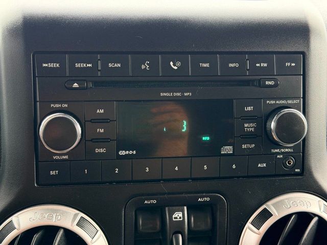 2015 Jeep Wrangler Unlimited 4WD 4dr Sahara - 23039373 - 36