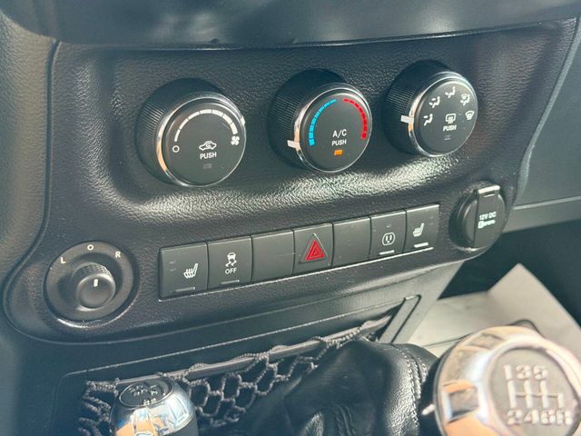 2015 Jeep Wrangler Unlimited 4WD 4dr Sahara - 23039373 - 37