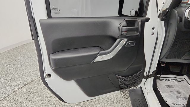 2015 Jeep Wrangler Unlimited 4WD 4dr Sahara - 23094582 - 10