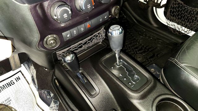 2015 Jeep Wrangler Unlimited 4WD 4dr Sahara - 23094582 - 15