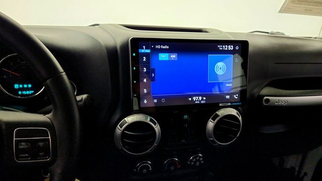 2015 Jeep Wrangler Unlimited 4WD 4dr Sahara w/ Hard Top, 5-Speed Auto, Leather & Uconnect Nav - 23094582 - 16