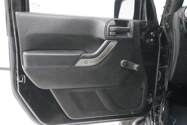 2015 Jeep Wrangler Unlimited 4WD 4dr Sport - 23002912 - 15