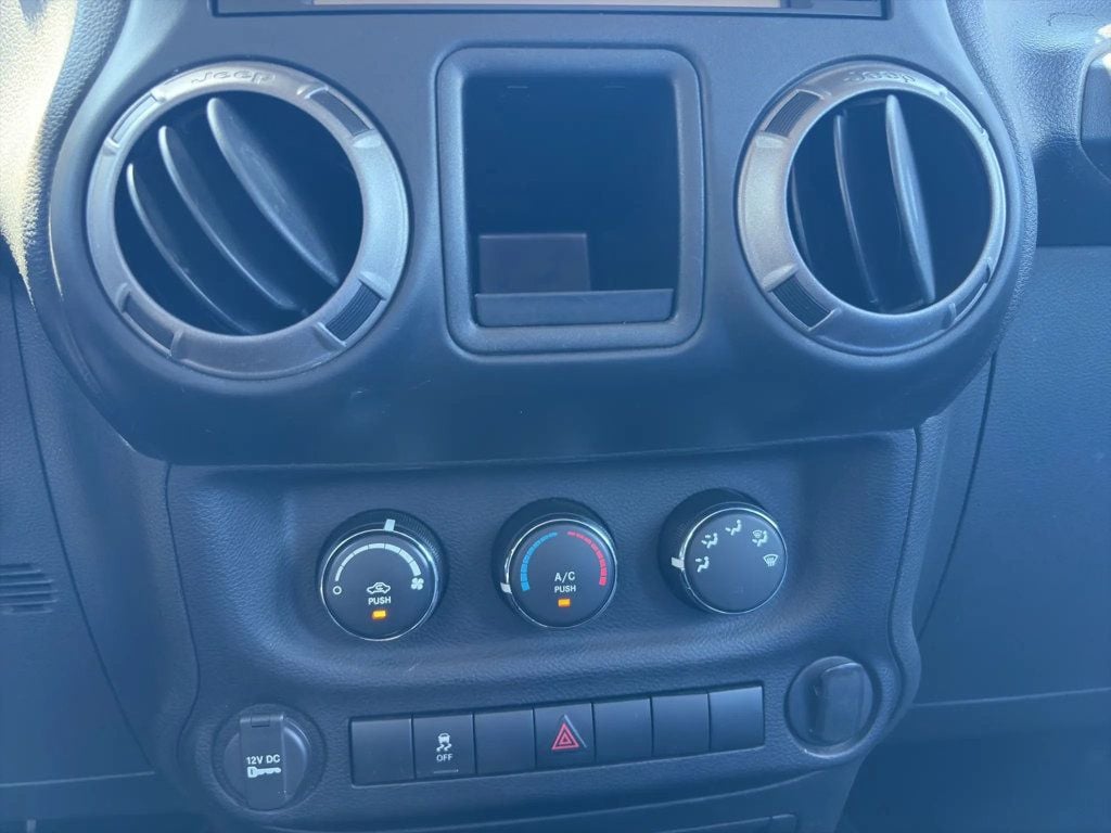 2015 Jeep Wrangler Unlimited 4WD 4dr Sport - 23031433 - 13
