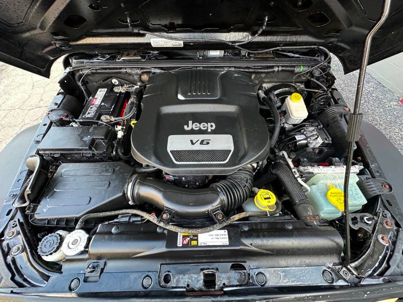 2015 Jeep Wrangler Unlimited 4WD 4dr Sport - 22884314 - 11