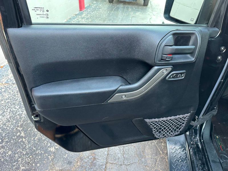 2015 Jeep Wrangler Unlimited 4WD 4dr Sport - 22884314 - 16