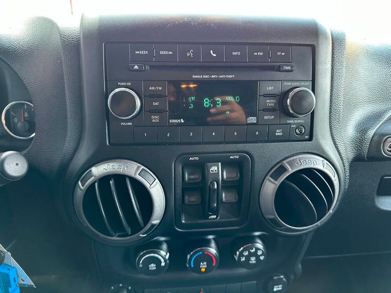 2015 Jeep Wrangler Unlimited 4WD 4dr Sport - 22884314 - 34