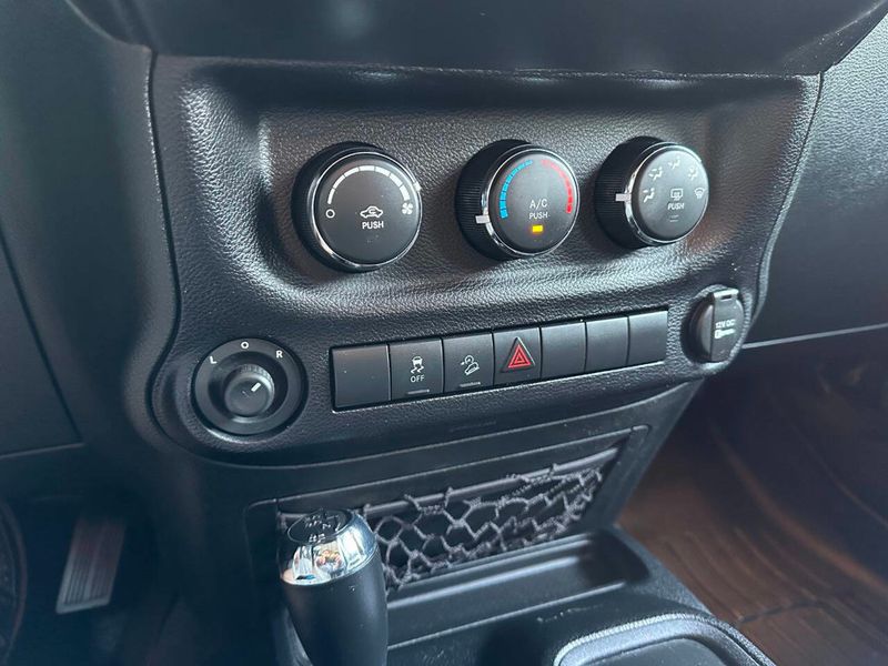 2015 Jeep Wrangler Unlimited 4WD 4dr Sport - 22884314 - 36