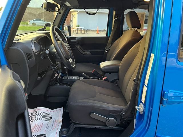 2015 Jeep Wrangler Unlimited 4WD 4dr Sport - 23070738 - 10