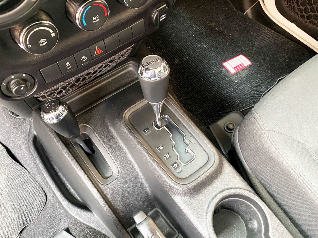 2015 Jeep Wrangler Unlimited 4WD 4dr Willys Wheeler - 22993137 - 10