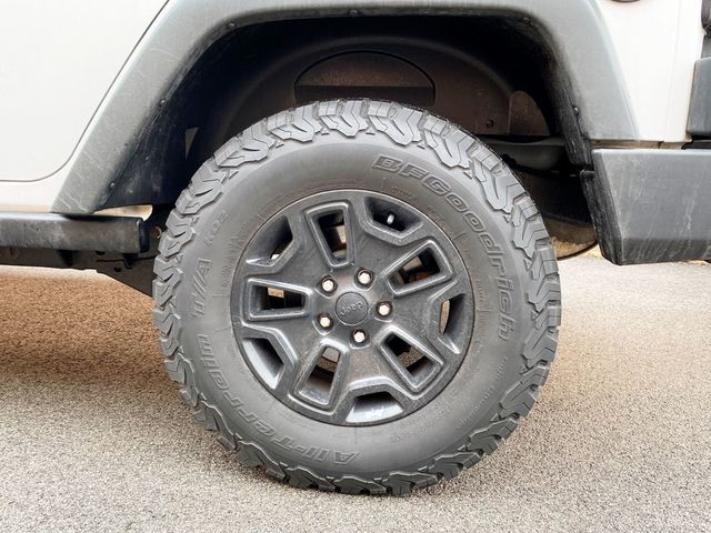 2015 Jeep Wrangler Unlimited 4WD 4dr Willys Wheeler - 22993137 - 14