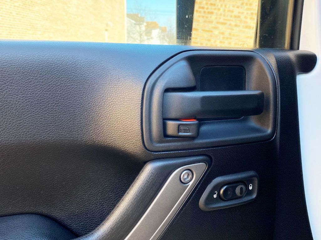 2015 Jeep Wrangler Unlimited 4WD 4dr Willys Wheeler - 22993137 - 16