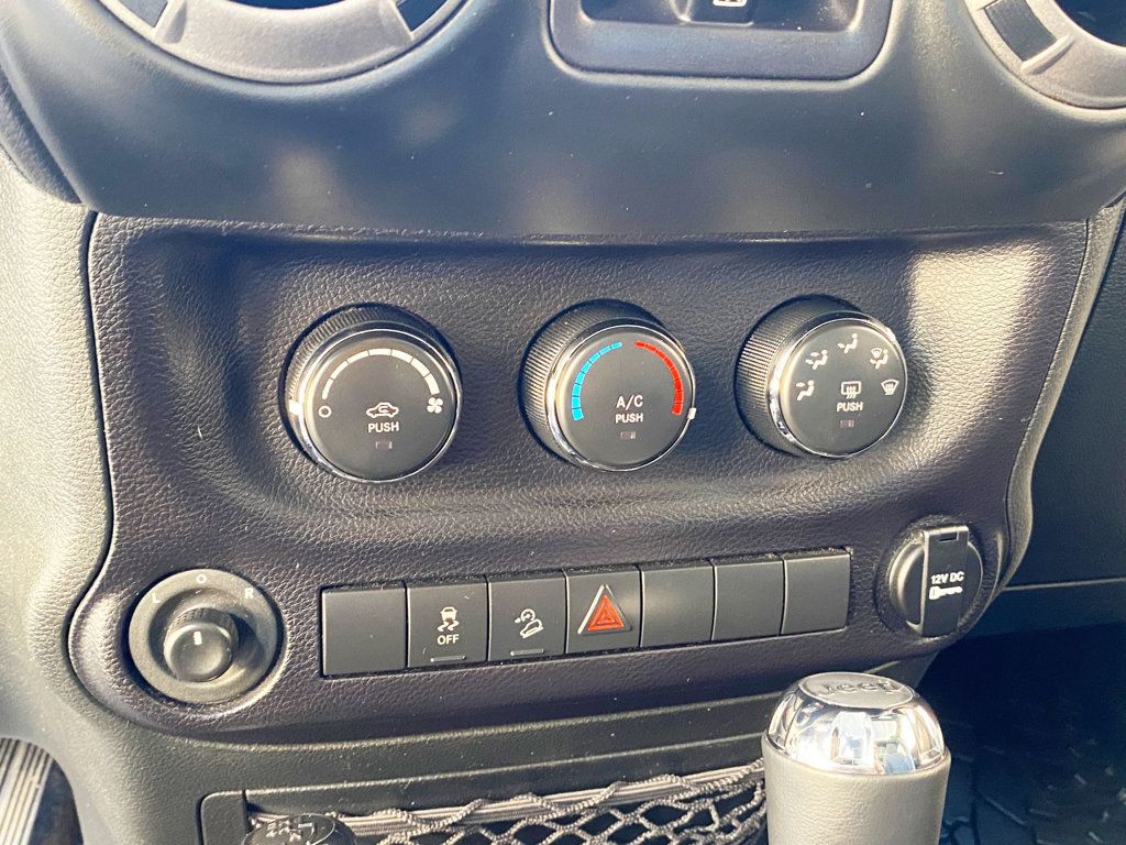 2015 Jeep Wrangler Unlimited 4WD 4dr Willys Wheeler - 22993137 - 28