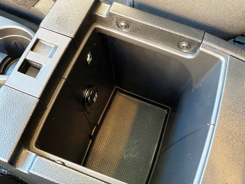 2015 Jeep Wrangler Unlimited 4WD 4dr Willys Wheeler - 22993137 - 31