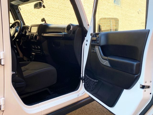 2015 Jeep Wrangler Unlimited 4WD 4dr Willys Wheeler - 22993137 - 33