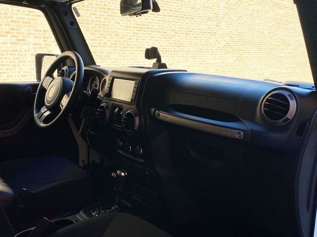 2015 Jeep Wrangler Unlimited 4WD 4dr Willys Wheeler - 22993137 - 36