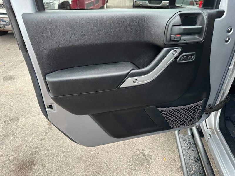 2015 Jeep Wrangler Unlimited Rubicon 4x4 4dr SUV - 22887051 - 11