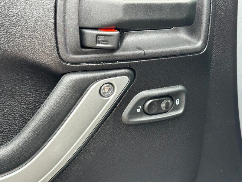 2015 Jeep Wrangler Unlimited Rubicon 4x4 4dr SUV - 22887051 - 12