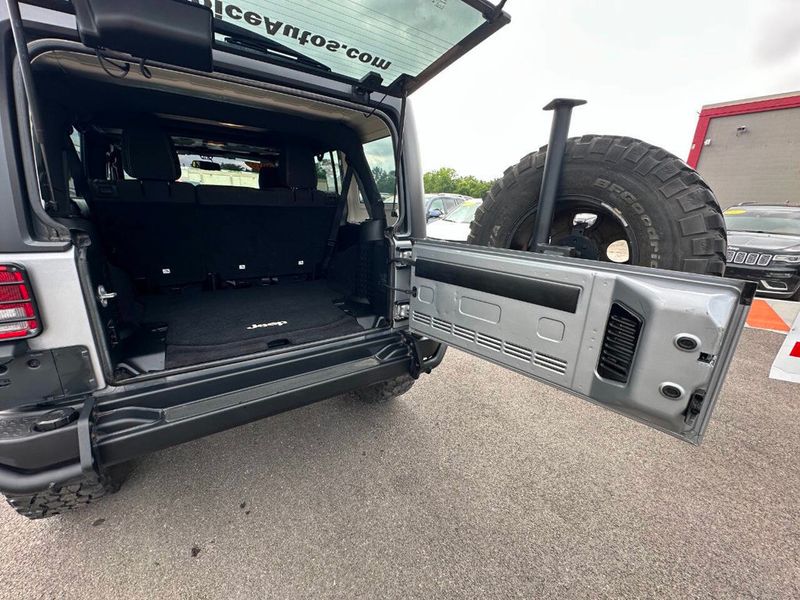 2015 Jeep Wrangler Unlimited Rubicon 4x4 4dr SUV - 22887051 - 19