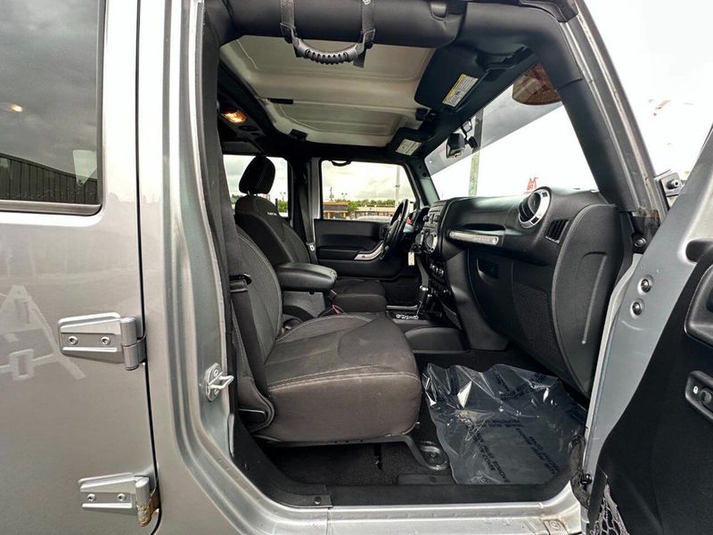 2015 Jeep Wrangler Unlimited Rubicon 4x4 4dr SUV - 22887051 - 26