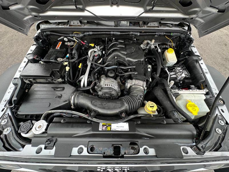 2015 Jeep Wrangler Unlimited Rubicon 4x4 4dr SUV - 22887051 - 28