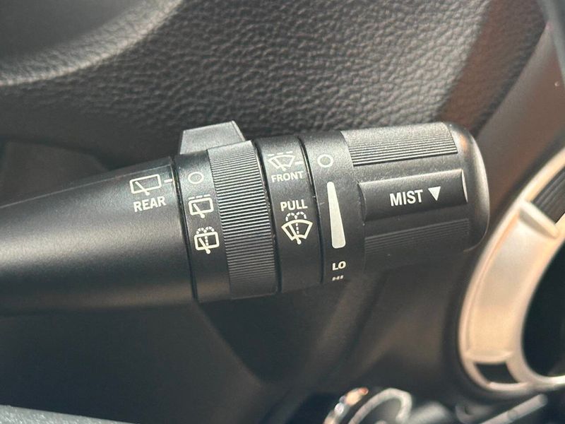 2015 Jeep Wrangler Unlimited Rubicon 4x4 4dr SUV - 22887051 - 37