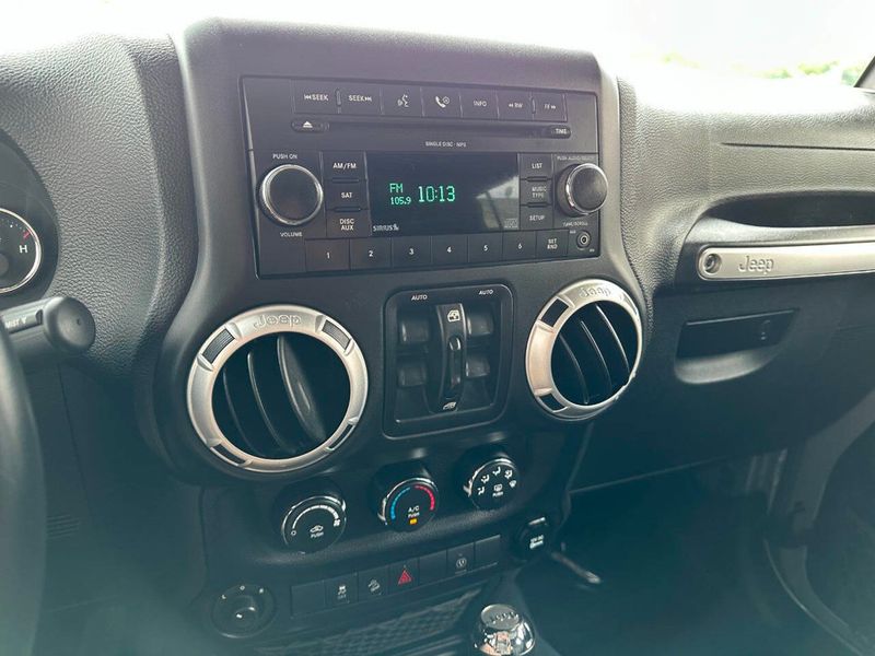 2015 Jeep Wrangler Unlimited Rubicon 4x4 4dr SUV - 22887051 - 39