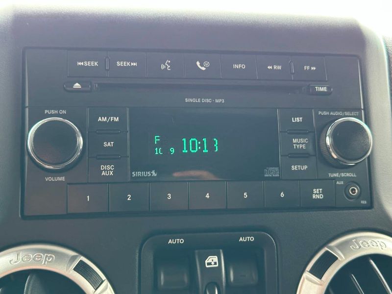 2015 Jeep Wrangler Unlimited Rubicon 4x4 4dr SUV - 22887051 - 40