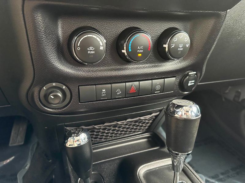 2015 Jeep Wrangler Unlimited Rubicon 4x4 4dr SUV - 22887051 - 44