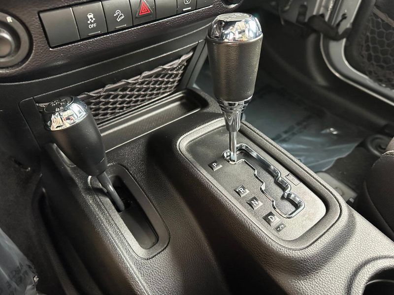 2015 Jeep Wrangler Unlimited Rubicon 4x4 4dr SUV - 22887051 - 45