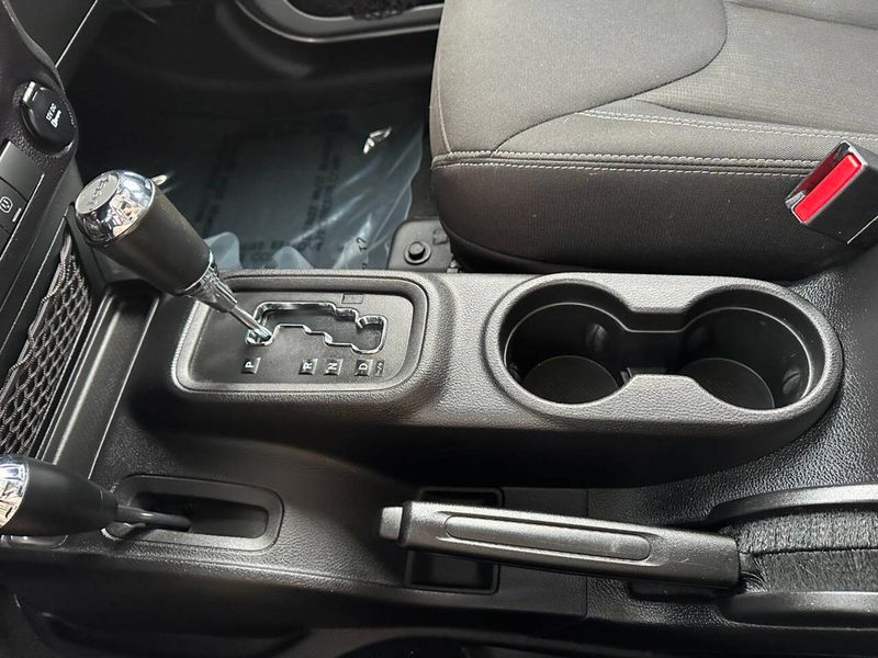 2015 Jeep Wrangler Unlimited Rubicon 4x4 4dr SUV - 22887051 - 46